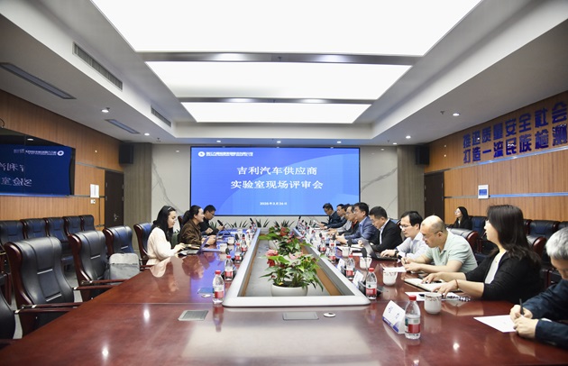 吉利汽车集体照.jpg